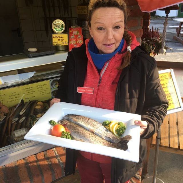 Frau mit einer Fischplatte